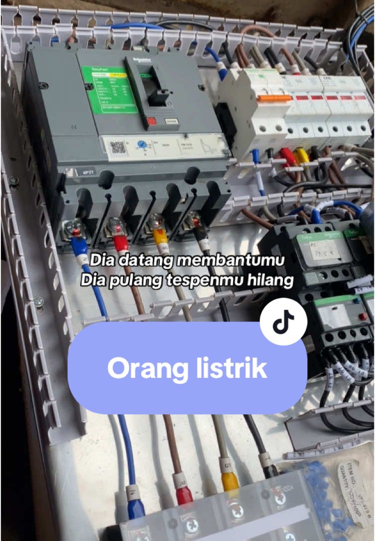 Kejadiannya begitu cepat ⚡️ Tag dia disini 😅 #pthikariteknologiindonesia #tekniklistrik #electrician #kontraktor #proyek #project #kerja #electrical #konstruksi 