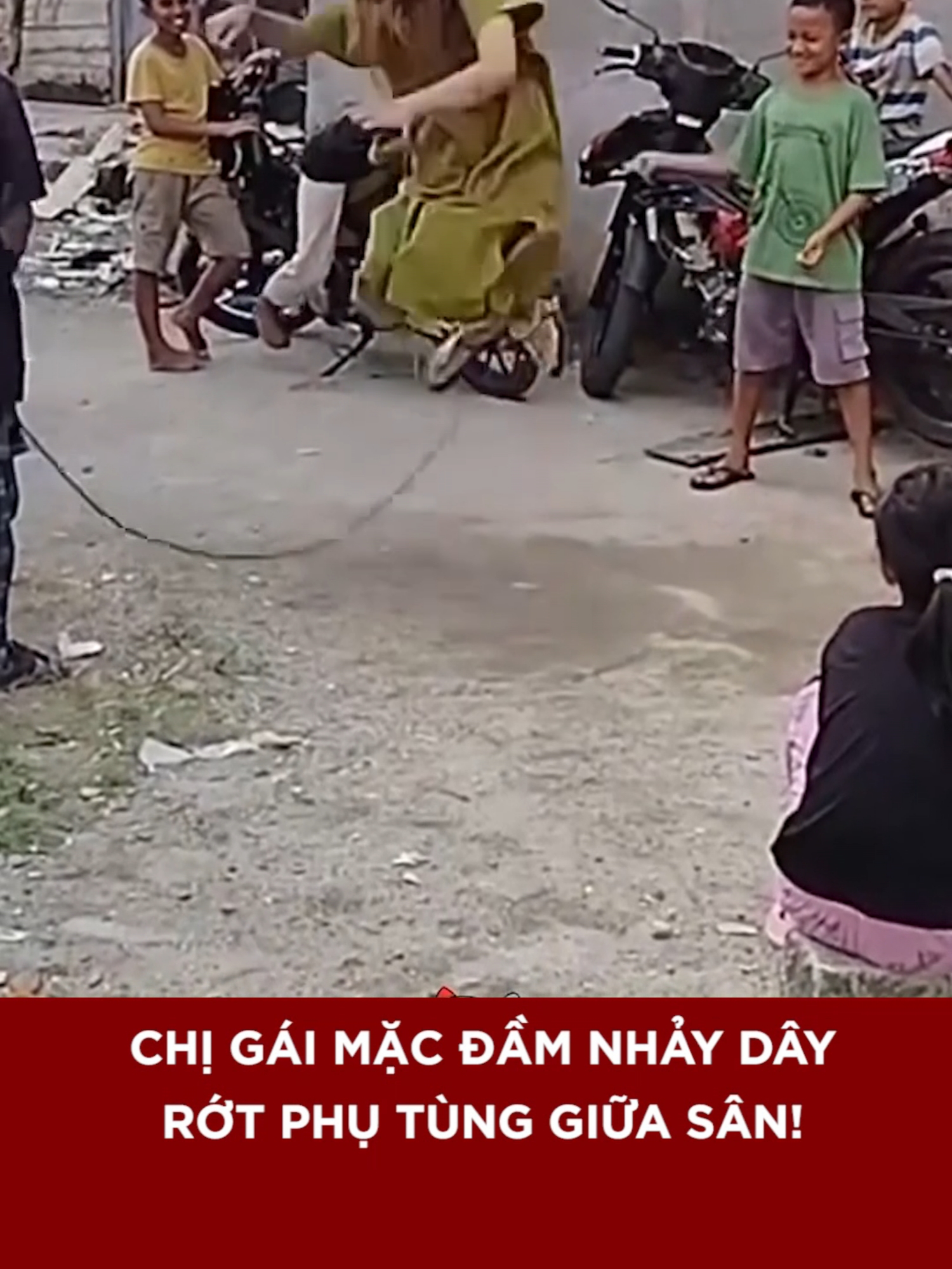 CHỊ GÁI MẶC ĐẦM NHẢY DÂY, RỚT PHỤ TỪNG GIỮA SÂN | MEKONG DAILY #chigai #nhayday #haihuoc #vuinhon #mekongdaily