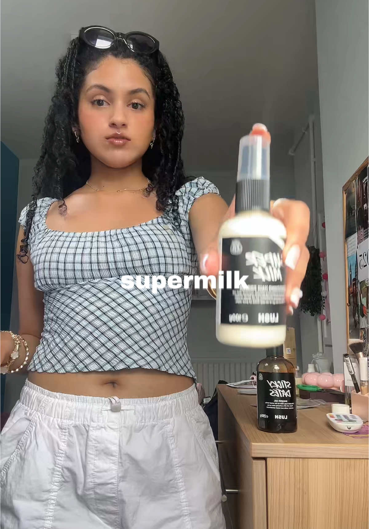 #ad loving this hair spray❤️ @LUSH  copy this link for a cheeky discount : https://friends.lush.com/s/sjm #friendsoflush #lushcosmetics #lushcommunity #hairspray #holiday #holidayhair #curlyhairtutorial 