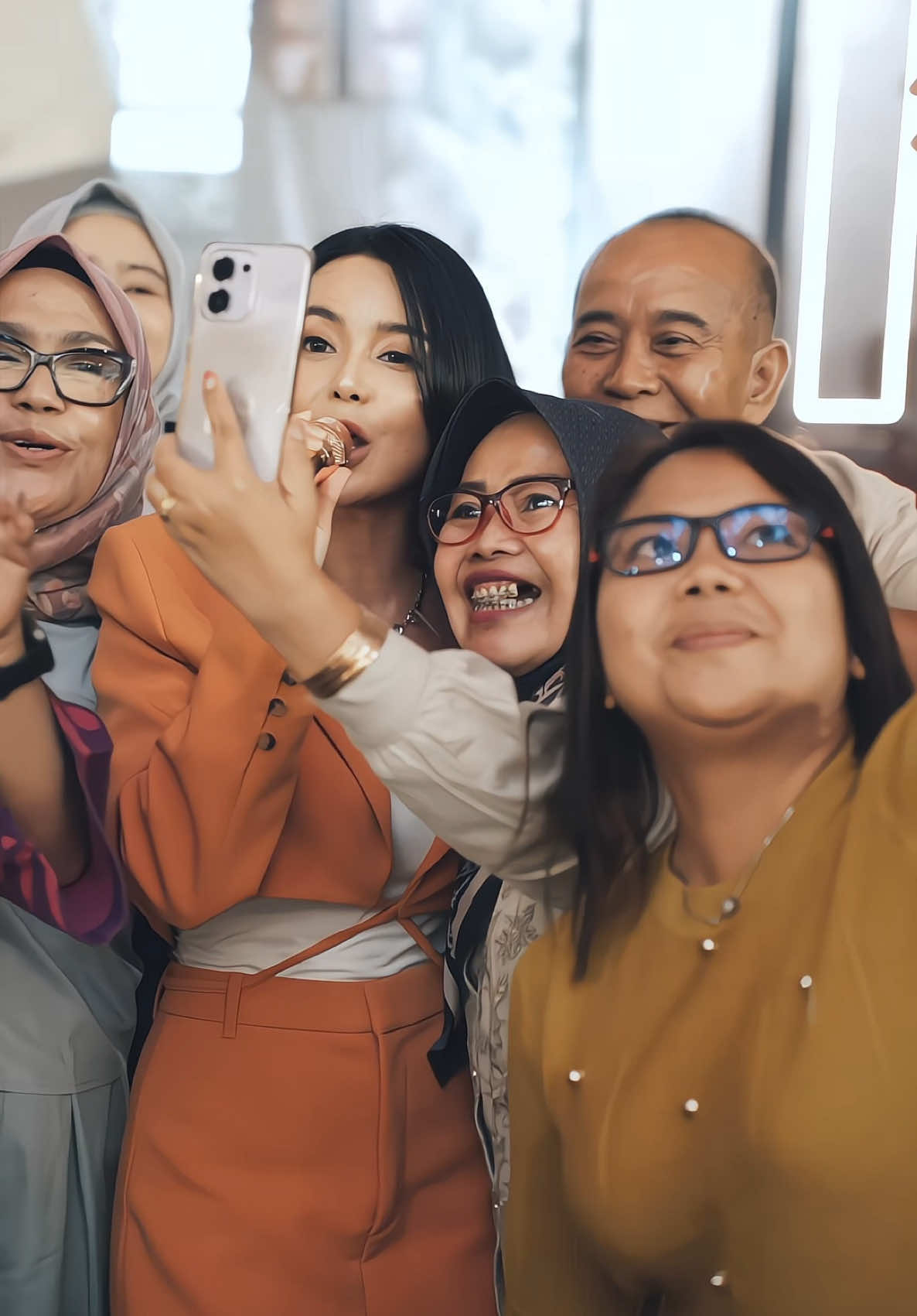Pinggul bergoyang-goyang 😛 Sikat buuuu😍🔥