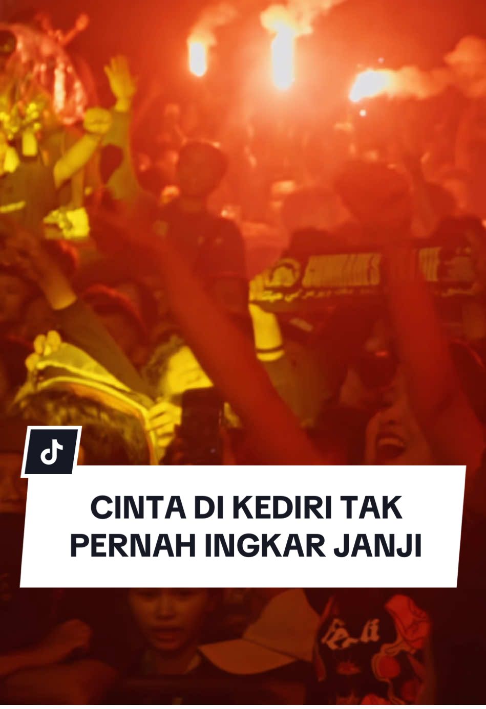 Ahhh Kediri selalu istimewa, Kediri selalu menyala! Memang benar, ketika cinta dirawat dan dijaga maka tumbuhnya akan terus kuat dan berbunga indah. Meresapi segala teriakan serta senyuman kalian membuat dada kami bergetar hebat. Terimakasih atas deras hujam cinta yang tertancap dalam-dalam kemarin malam. Gelombangmu dahsyat Sodaraku 🌊🌊🌊 #rebellionrose #akukamudansamudra #rebelliondate #festik2025 #sehatselalusodaraku #terimakasih #hanyacintayangdapattumbuhdisini #kediri 