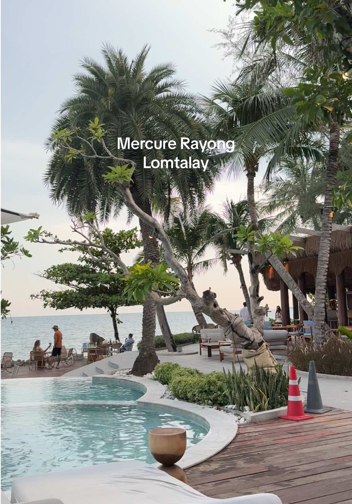 vacay 🌧️🌊🐠🩵 รร.เมอร์เคียวระยองลมทะเล ฝั่ง ocean wing  #beachlife #rayong #thailand #tiktoktravel 