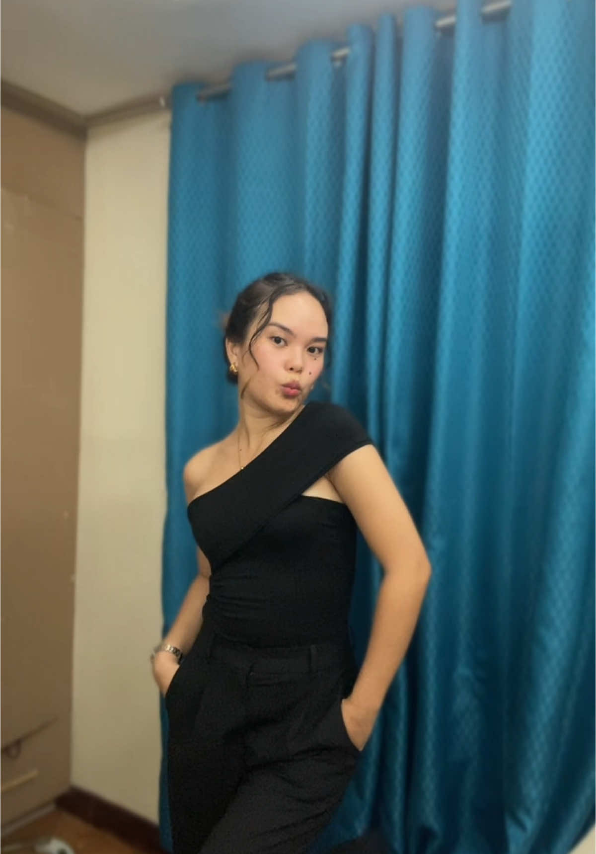 Another all black fitcheck✔️🖤  #basicfit #allblack #casualoutfits #OOTD #fitcheck #tiktokfinds #tiktokph #inspo #blacktop #fyp 