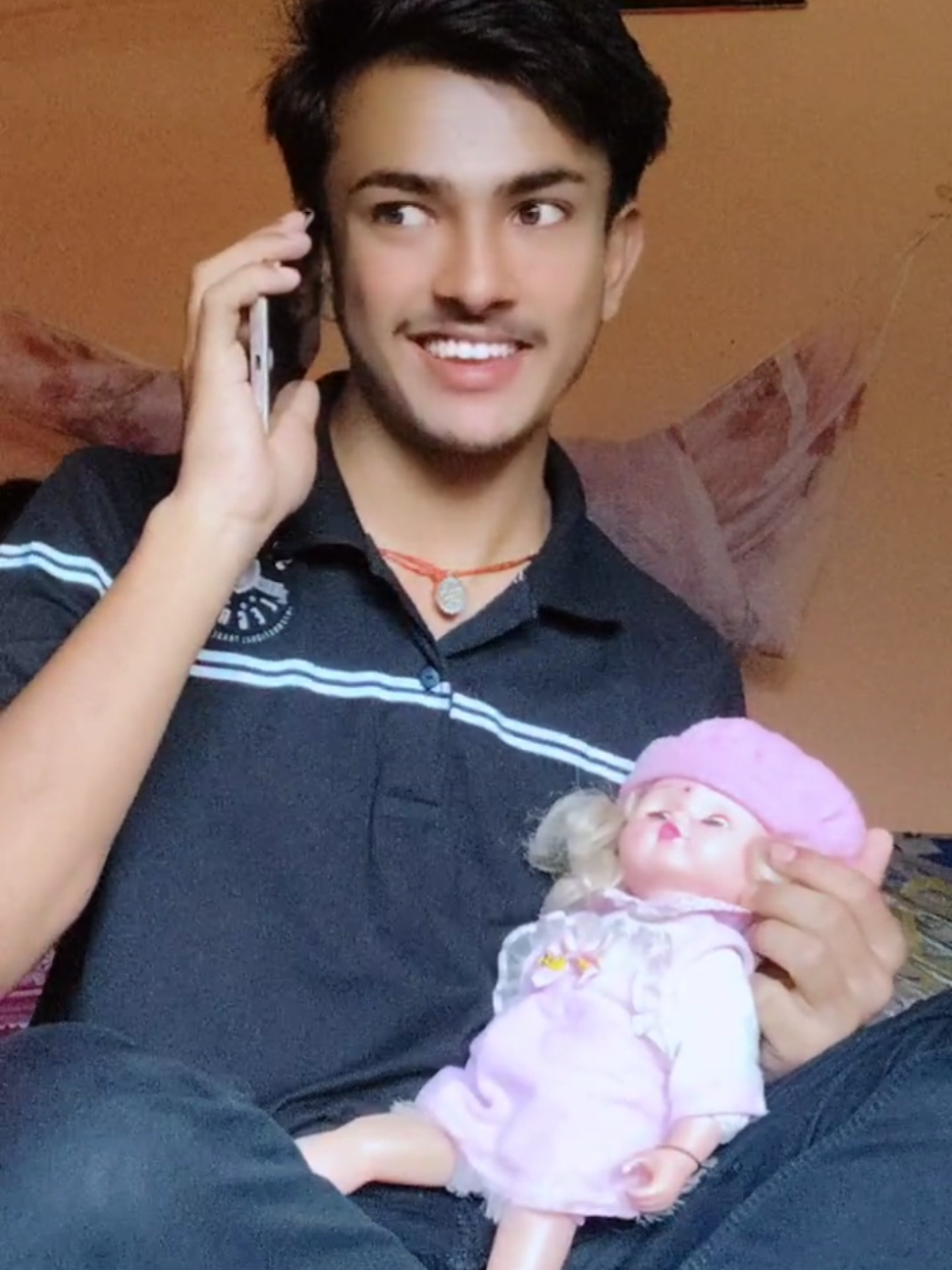 Jaldi se tumhari photo bhejo... warna Google se download kar lunga!