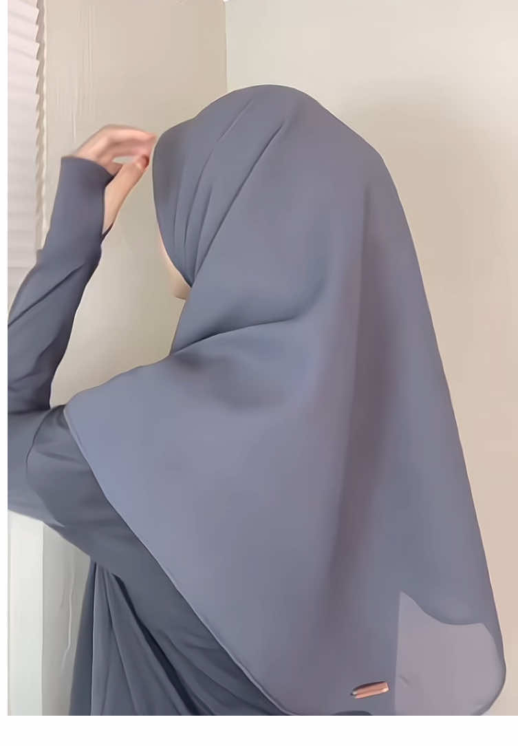 Cobain pake segiempat buat olahraga, ternyata nyamann ko kebetulan hijabnya dingin dan gampang diatur, jadi gak bikin badmood wkwk 🎧🤸🏻! #segiempatoval #segiempat #tutorial #tutorialsegiempat #hijabdaily #hijabsport 