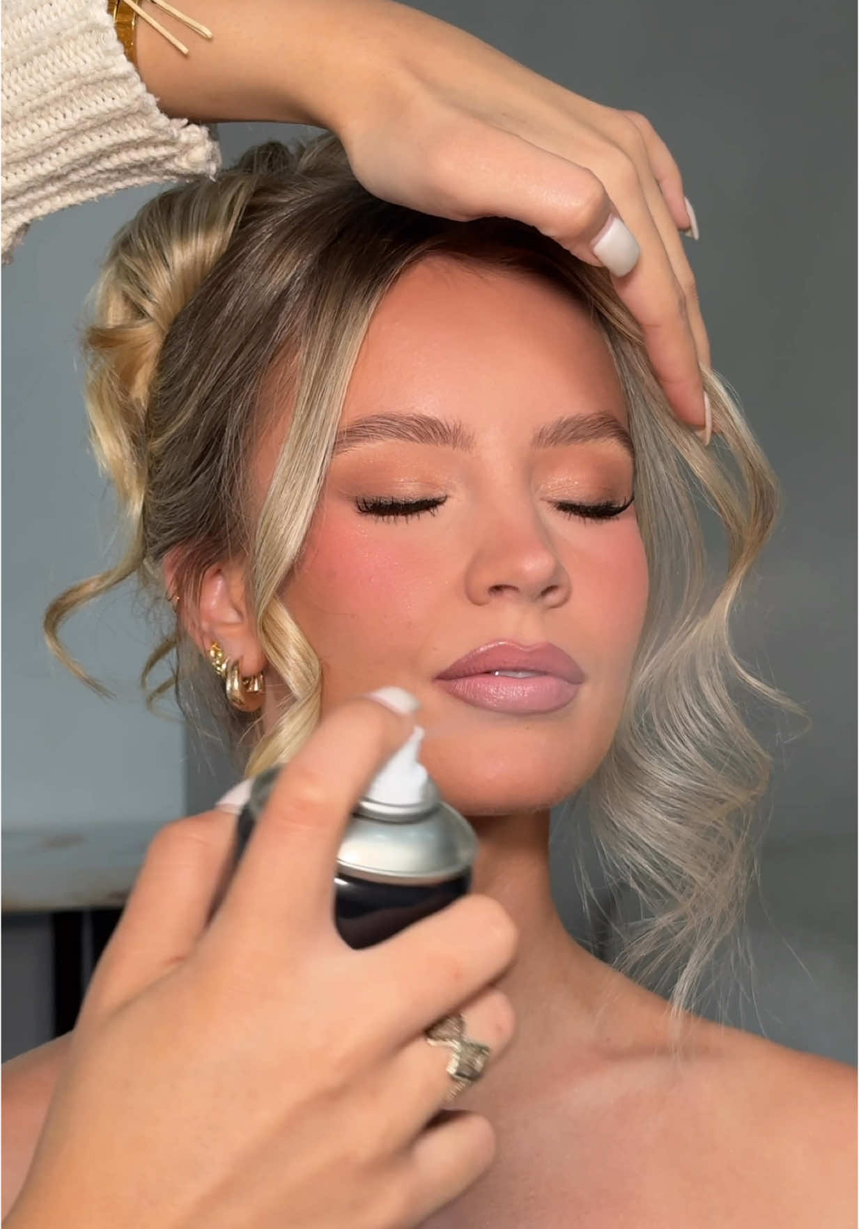 Soft glam girlies ✨  Hair by @stylingbymel  Makeup brushes @Ronia Makeup House (use code jasmine10) Products @pearcakebeauty pearly there Vol.1 & 2 palettes @maccosmeticsanz dip down liner  @lorealaunz telescopic waterproof mascara  @benefitaustralia mighty fine brow pen 4 @tartecosmetics shape tape concealer  @diorbeauty backstage face and body foundation & glow palette rose gold @hudabeauty blush filter Bubblegum & easy bake loose powder cupcake  @narsissist blush Thrill  @patmcgrathreal divine bronzer  @charlottetilbury iconic nude lip pencil & pillow talk fake lipstick  #makeupinspo #makeupartist #makeuplooks #makeupvideos #perthmua #makeuptransformation #softglammakeup #makeuptutorial #mua