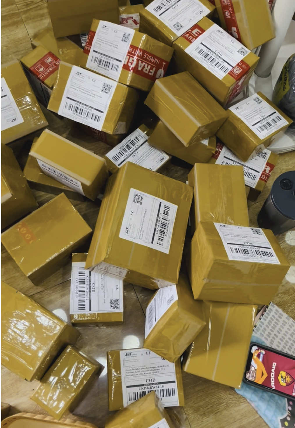 📦 “Dari satu paket ke puluhan paket. Dari nggak laku jadi laris. Semua butuh proses 💪” Tetap semangat buat semua pejuang online shop! Kamu luar biasa!#shineskin#shineskin9999#packing#fypシ゚viral🖤tiktok 