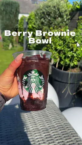 🍫 Brownie Berry Bomb  416 kcal - 57g Protein !  😍🍓  ➡️ Folge mir @bylaraxx für mehr Rezepte, Tipps und Tricks für deine perfekte Diät ✨🩷 Mit ⭐ markierte Produkte sind von MORE NUTRITION – 20 % auf alles mit Code „BYLARA“ 💸 🛒 Zutaten: 	•	200 g Proteinpudding (z. B. von Aldi oder selbst gemacht) 	•	½ Portion Protein Brownie von MORE ⭐ 	•	250 g Skyr (natur) 	•	1 TL Zerup* oder Chunky Flavour Strawberry Perfektion* ⭐ 	•	Eine Handvoll Beeren (z. B. Himbeeren, Heidelbeeren, Erdbeeren – TK oder frisch) 	•	Etwas zuckerfreie Schokolade (geschmolzen – für den ultimativen Crunch-Topping 🍫) ⸻ 👩‍🍳 Zubereitung: 	1.	Protein Brownie* nach Packung zubereiten (½ Portion reicht völlig) und als unterste Schicht in ein Glas oder Becher geben. 	2.	Skyr mit Zerup* oder Chunky Flavour* süßen und gut verrühren. 	3.	Jetzt wird geschichtet: 🔁 Abwechselnd Proteinpudding, Skyr-Mischung und Beeren in den Becher geben – für den vollen Geschmack UND die Optik! 😍 	4.	Zum Schluss: Geschmolzene Schokolade als Topping drüberlaufen lassen 🍫✨ 	5.	Für den perfekten Look kannst du zusätzlich etwas Schokolade am Rand des Glases verteilen ⚡️🤟🏽📸 #proteinbrownie #morenutrition #diätrezept #brownie #proteinpudding #chunkyflavour #zerup #abnehmen #rezeptidee #abnehmenohneverzicht #gesundundlecker #cleaneating #highprotein #diätrezepte #diätfreundlich #kalorienarm
