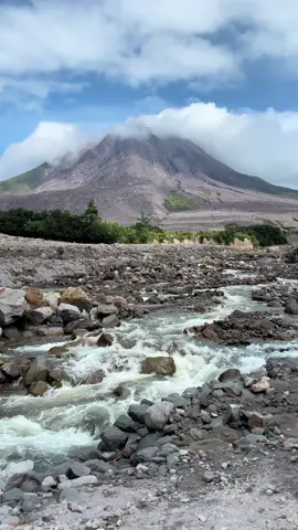 Gunung Sinabung di Sumatera Utara dikenal sebagai salah satu gunung api paling aktif di Indonesia. Lanskap di sekitarnya berubah drastis sejak erupsi besar terakhir—karang, bebatuan, dan aliran sungai jadi bagian dari wajah barunya. Meski terkesan gersang, spot ini punya daya tarik tersendiri buat yang suka eksplorasi alam dengan sisi yang berbeda dari wisata pegunungan biasa, cocok untuk liburan panjang di pekan ini. Cr/IG:thomasgintingsoeka 📍 Gunung Sinabung, Sumatera Utara #WonderfulIndonesia #GunungSinabung #ExploreSumut #PesonaIndonesia #DiIndonesiaAja #Geowisata 