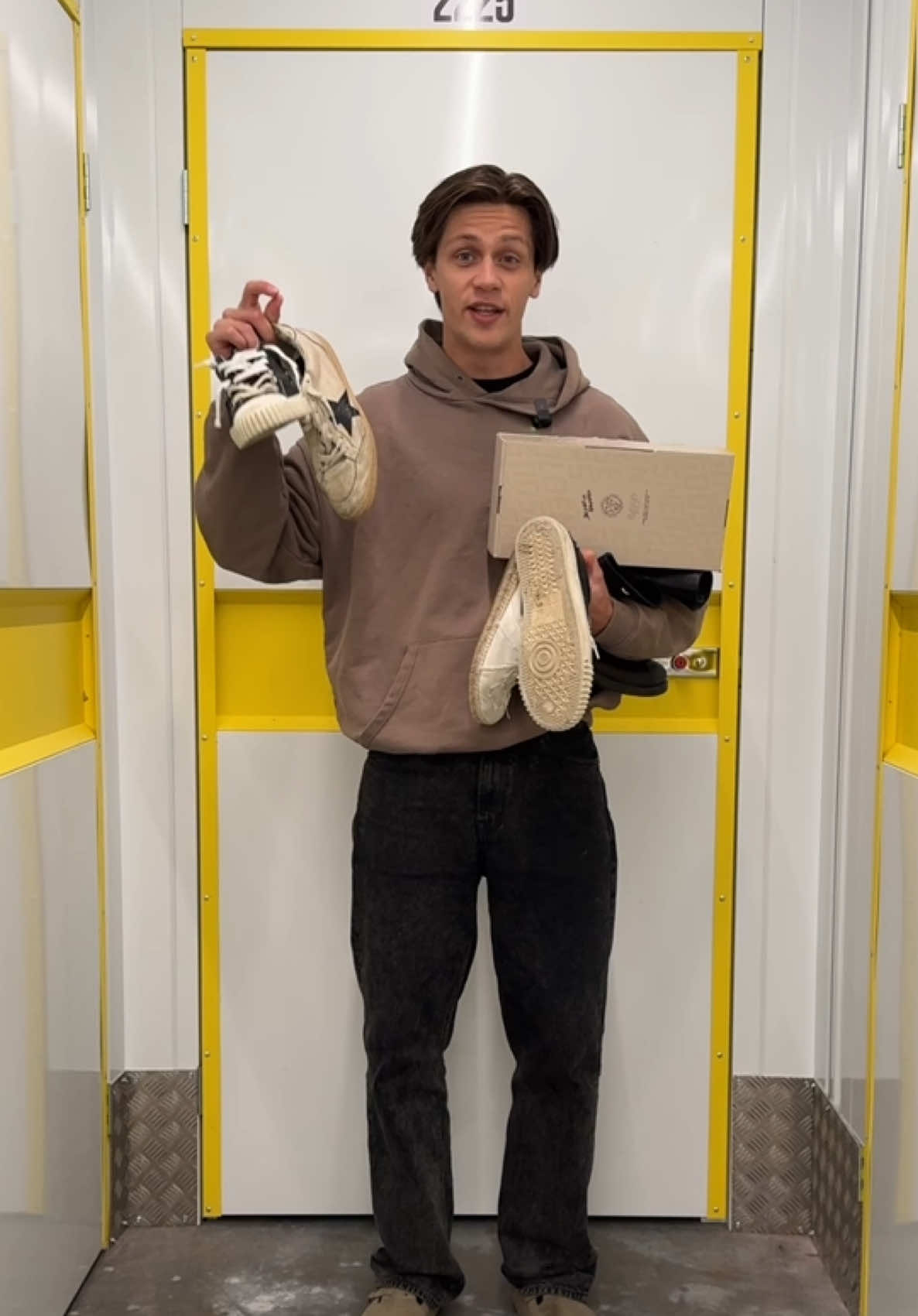 Min skosamling för 30 000kr! Kom DM om du vill köpa något av paren #fy #sicuro #fyp #moncler #lanvin #goldengo 