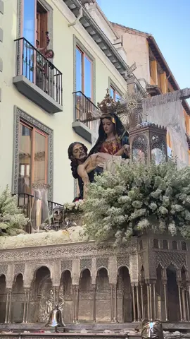 Santa María de la Alhambra subiendo la cuesta Gomerez al son de “Siempra la Esperanza” interpretada por la @bandapadul. @jose mota @Mariscal #alhambra #coronacion #granada #semanasanta 