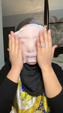 Kalau ada disposable towel tu lagi senang kalau cuci muka guna g2g ni. 