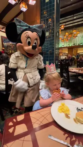 A disney moment we won’t forget…🥹❤️Kids delighted to meet their favorite Disney characters 🥰#baby #babylove #kid #kidsoftiktok #toddler #disneyland #disneyworld #disneycharacters #cute #adorable #Love #wholesome #usa #fyp #foryou 