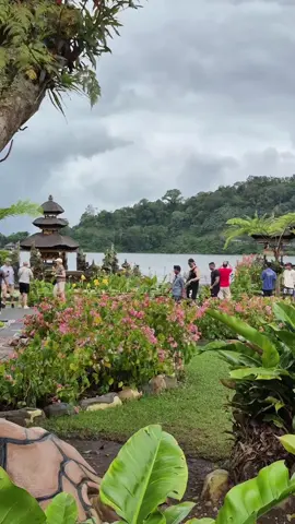 Hallo sahabat yang hobby jalan2, kapan terakhir Anda ke tempat ini?.  Danau Beratan dengan Pura Ulundanu yang cantik adalah salag satu objek wisata yang paling favorit di Bali baik oleh wisatawan asing maupun domestik dan setiap harinya selalu ramai oleh ribuan wisatawan yang berkunjung untuk  menikmati keindahannya. #puraulundanuberatan  #danauberatanbedugul  #bedugul  #beautifuldestinations  #liburan #holiday  #bali 
