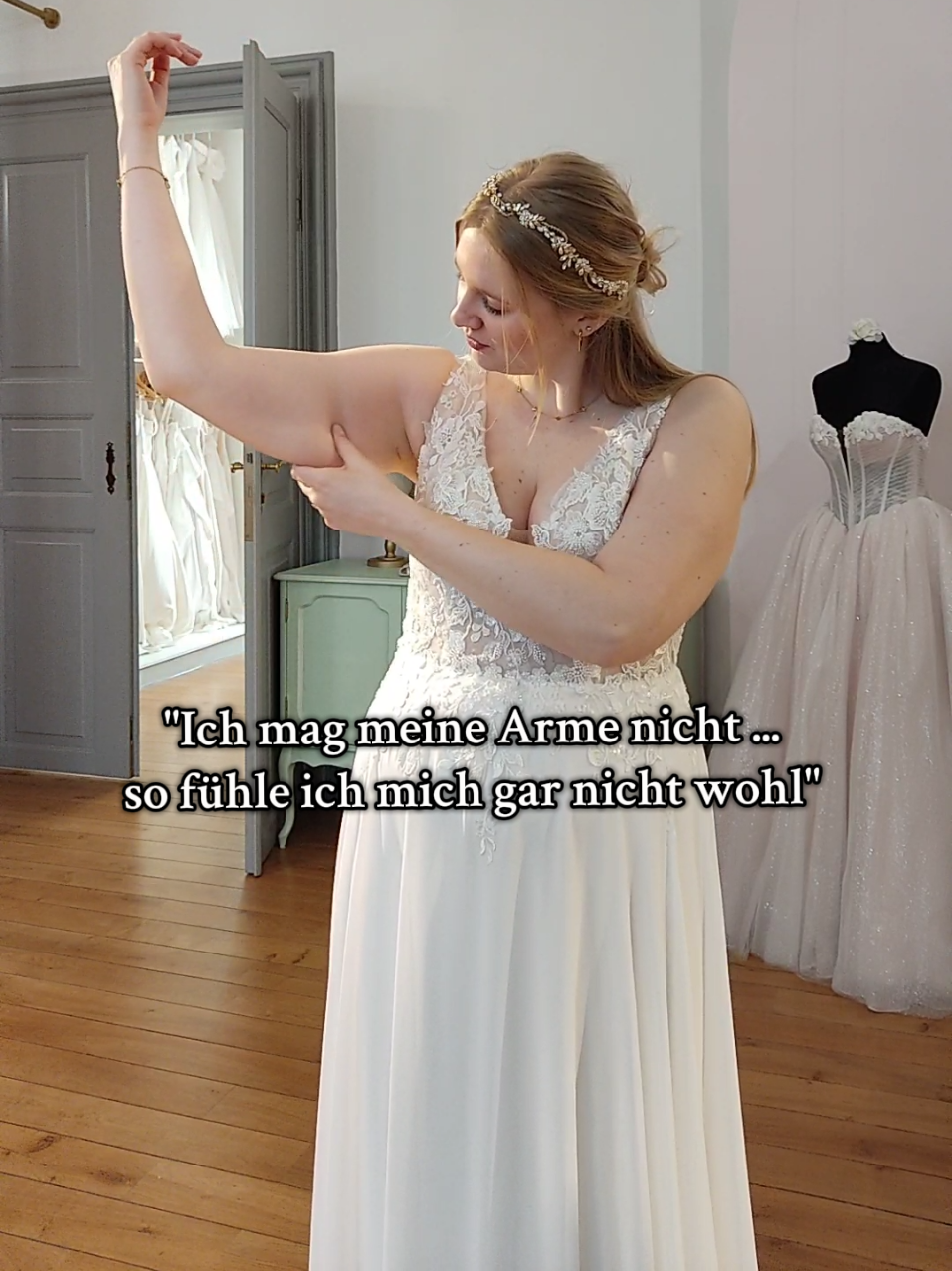 Problemzone Arme - wir kennen die Unsicherheit der Bräute und haben daher die perfekte Lösung! Dieses Kleid hat abnehmbare Ärmel aus zartem Chiffon-Stoff, welche die Oberarme kaschieren und den Look perfekt machen.  #hochzeitskleid #curvybride #curvyweddingdress #brautkleid #everysize #brautmode #brautkleidanprobe #leipzig #curvyfashion #bridalstore 