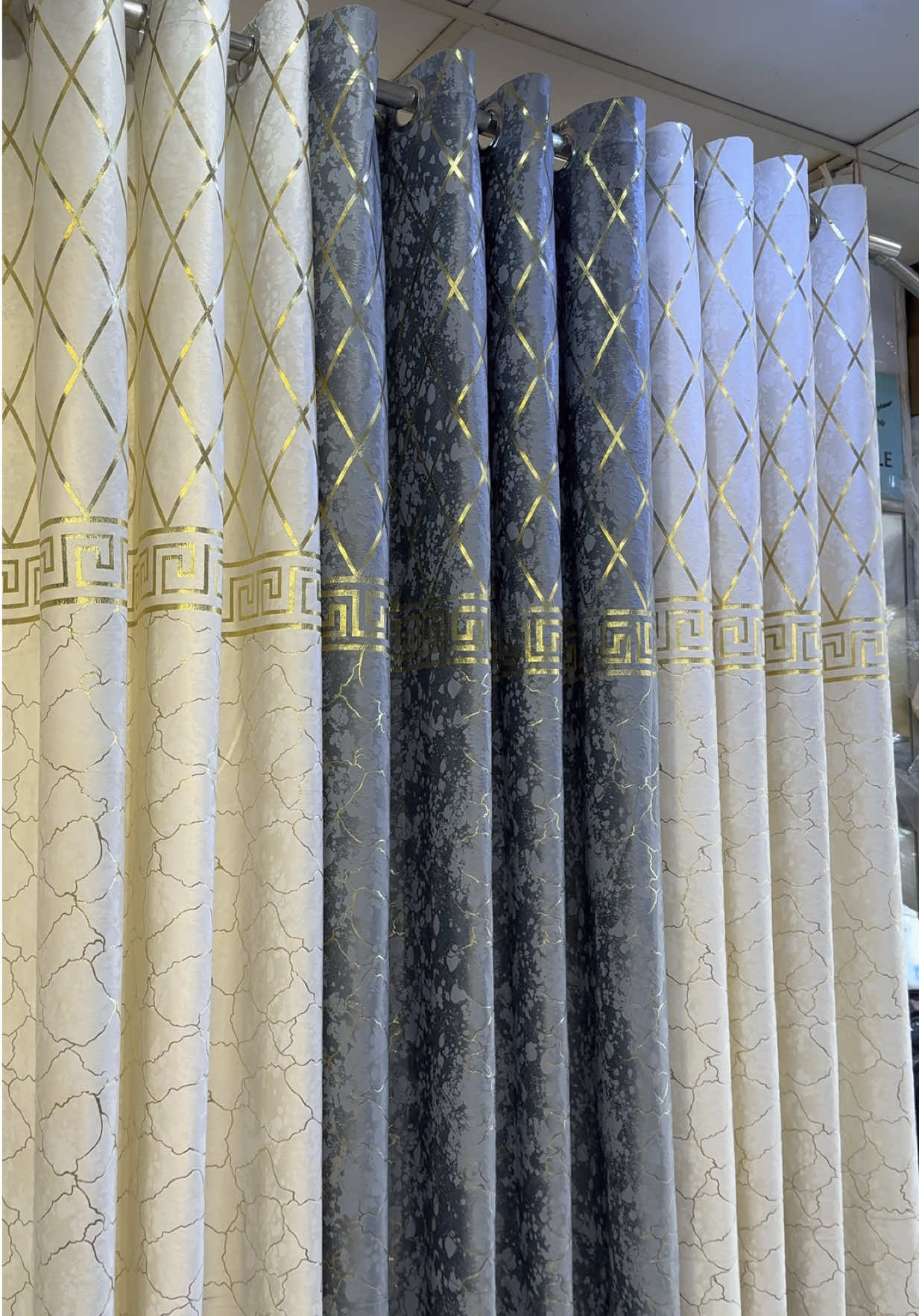 ✨ Latest Arrival: White & Gold Curtains ✨ Minimal Elegant Peaceful Soft white base with a gentle gold touch — just enough to lift your room without overdoing it. Fits modern homes. Looks calm. Feels neat. Add light. Add space. Add peace. 📦 Delivery (COD) Available All Over Pakistan 🏪 Shop: FEROZ BEDDING AND CURTAINS HOUSE 📍 Address: Purnian Huttian Raja Center, Sector C/1, First Floor 📍 City: Mirpur, Azad Kashmir 📧 Email: malikraheem539@gmail.com 📲 WhatsApp: +923318245749 (For orders & details) #WhiteGold #CurtainStyle #HomeVibes #MinimalLook #CurtainsPakistan #RoomRefresh #FerozBedding #MirpurVibes #tiktokviral #fypシ #2025trend #homestylepk #simpleelegant #calmspaces #trendingdecor #interiorvibes #viralvideo 