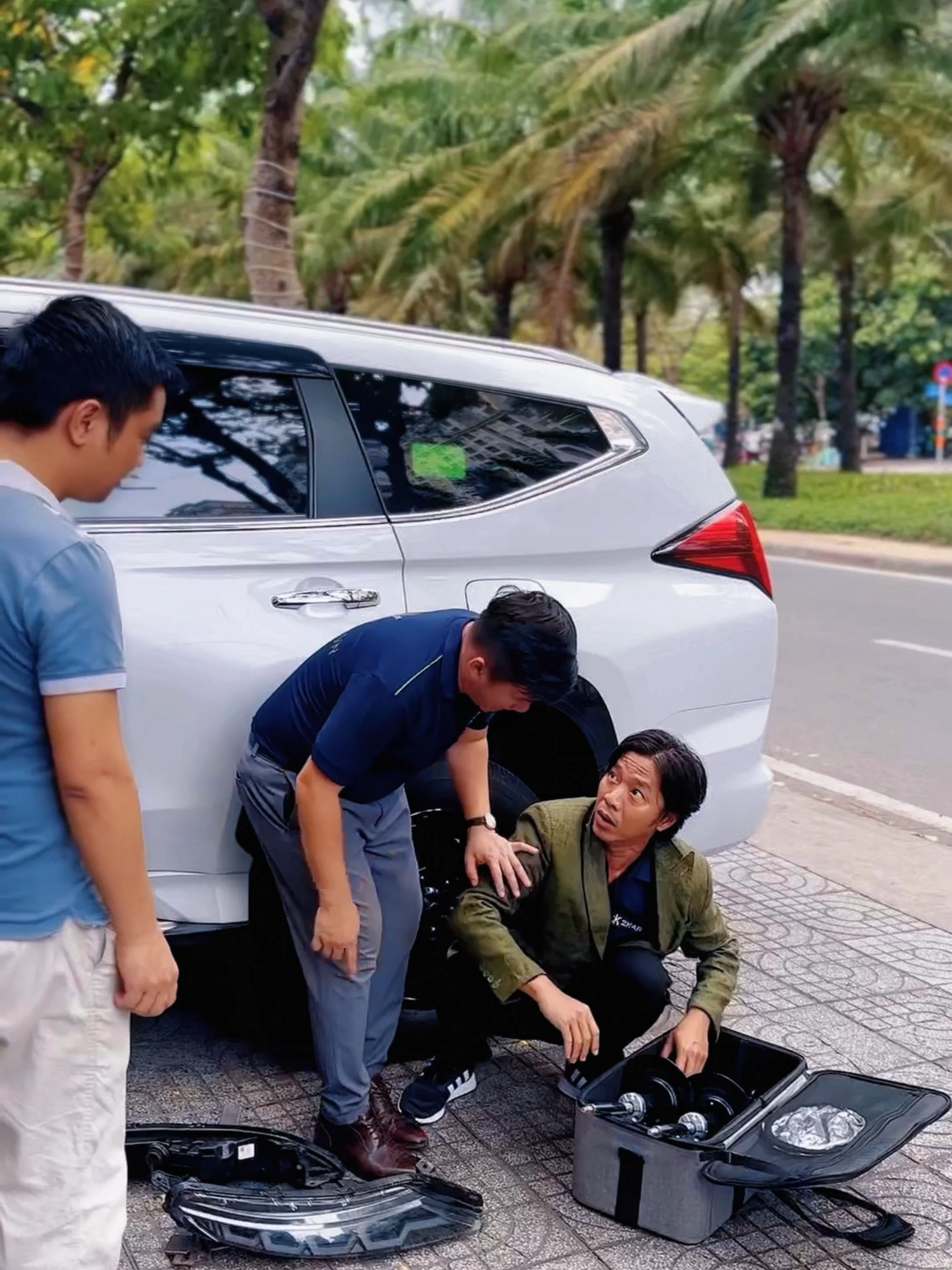 Anh khách lạ mà cưng quá dị ta..😂😂😂  #haihuoc #giaitritiktok #haihuoc #xuhuong2025 #trungtamdoxeoto #chamsocxe #phimcachnhiet #phukienxehoi #zkarauto @dinhlevanthan92 @thienan090 @anh.map.co.rau