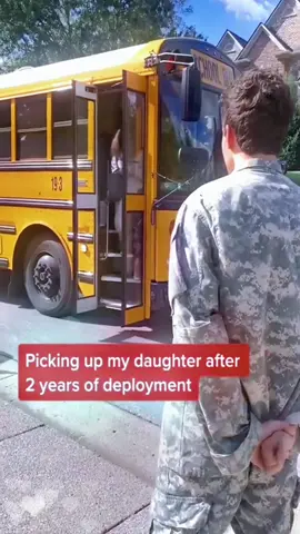 The girls haven’t seen their father for two years 😭#sad #foryou #Home #soldier #Love 