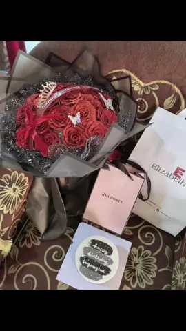 Terimkasihh sayangkuuuuu @dalem sayang 🥺🤍  #fyppppppppppppppppppppppp #4u #tren #ultah #elizabeth #ultahdirayakan #masukberanda #buketpitasatin 