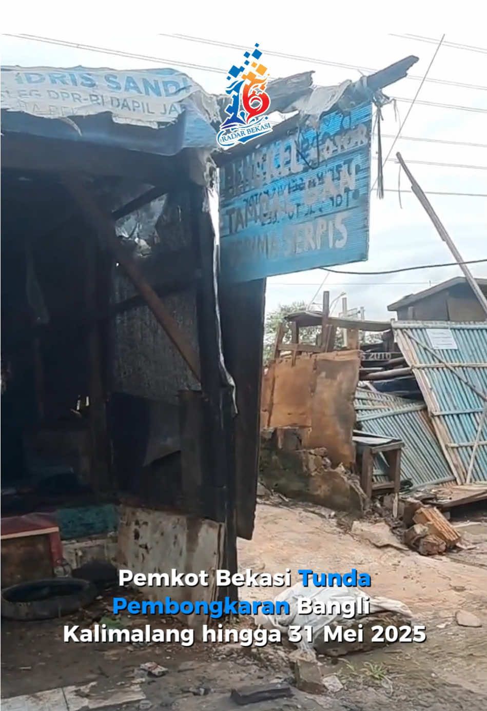 Pemerintah Kota (Pemkot) Bekasi menunda pembongkaran bangunan liar (bangli) Kalimalang di samping Universitas Islam 45  (Unisma) Bekasi hingga 31 Mei 2025. Sebelum batas waktu tersebut, pemerintah daerah meminta para pemilik bangunan untuk melakukan pembongkaran secara mandiri. Penundaan ini disampaikan langsung oleh Kepala Satuan Polisi Pamong Praja (Satpol PP) Kota Bekasi, Karto. Menurutnya, keputusan ini diambil atas dasar permohonan dari pihak Paguyuban melalui koperasi untuk diberikan kesempatan melakukan penertiban secara mandiri. Baca selengkapnya di www.radarbekasi.id (link di bio) #radarbekasii #harianradarbekasi #koranbekasi #beritabekasi #bangli #tunda #pembongkaran 