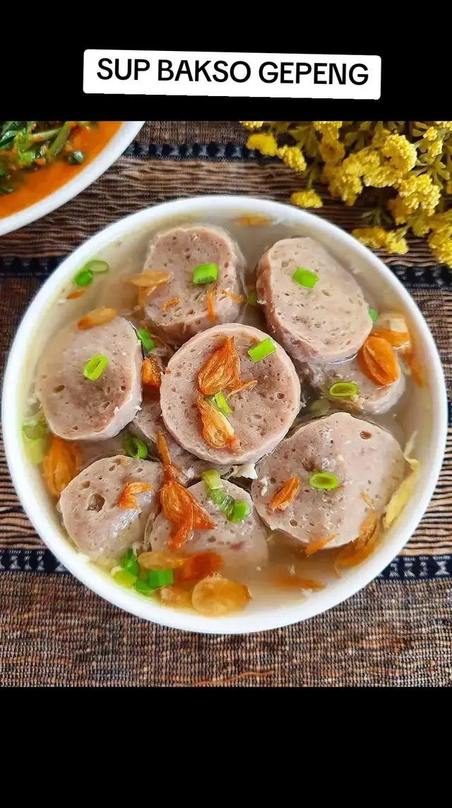 SUP BAKSO GEPENG By. @yscooking . Bahan 125 gram tepung kanji 250 gram daging sapi, giling hingga halus 2 siung bawang putih, haluskan 1/2 sdm garam 1/4 sdt merica bubuk 25 cc air es . . . Cara Campur semua bahan di atas, bentuk bulatan lalu gepengkan. Rebus di air mendidih hingga mengapung.