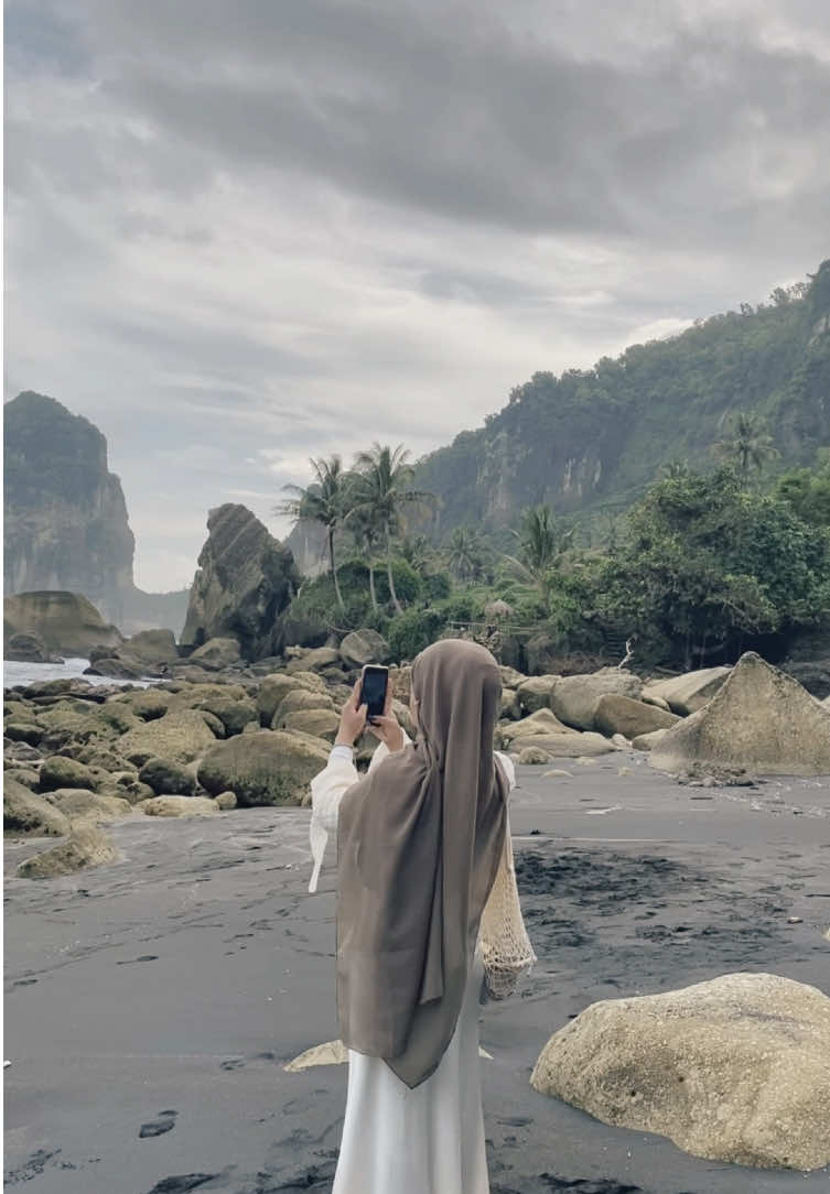 the most beautiful beach in Pacitan 🌊🫧🐚 kesini pas weekend sepi bangett, sayangnya mendung aja sih huhu ada mini waterfallnya juga lagi nice ✨ 📍di akhir vidio #fyp #pacitan #beachvibes #CapCut 