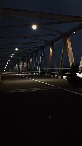 terpantau dingin ❄️ #vibesmalamhari #jalanraya #mentahanvidio #bahanswmu #4u #kawitaningsinawang #fypage #trending #fyp #tubantiktok #tuban24jam #jembatankare 