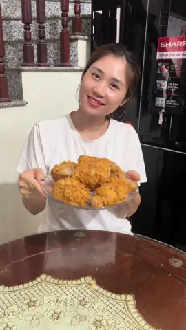 Làm gà rán cho con tại nhà đơn giản lắm luôn ạ #xuhuong #huonghonho #methosinhdoi #garan #bộtchienga 