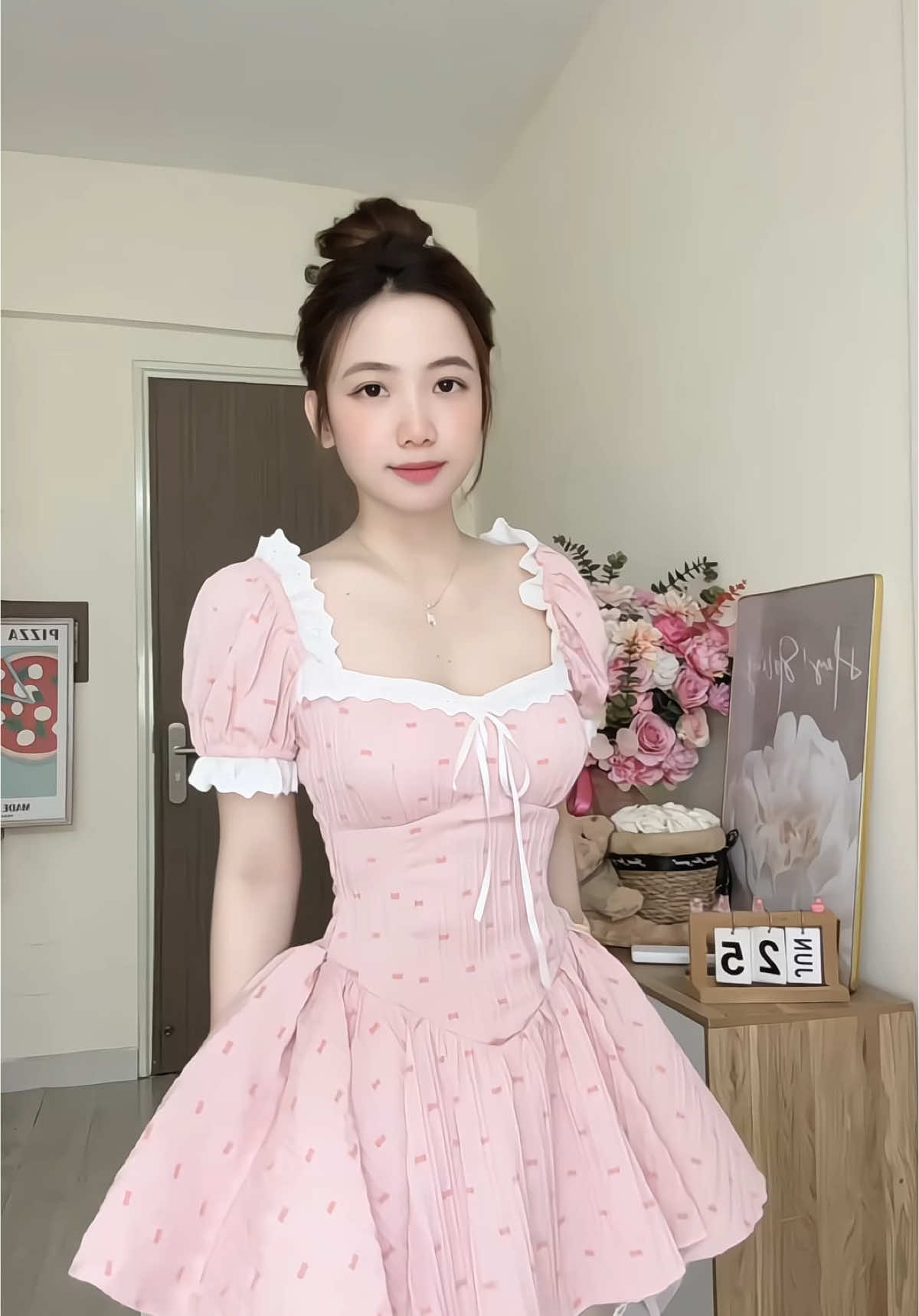 Công chúa khi diện cái em này. Đầm 4 lớp ( có lớp tạo phồng và quần rời nên rất bồng luôn) có mút , chun và dây kéo phía sau mặc cực kì thoải mái. Chất mát không nhăn nữa. Diện em này đi biển, cf chụp hình thì khỏi chee#xuhuong #viral #vayxinhmoingay #trending #vay 