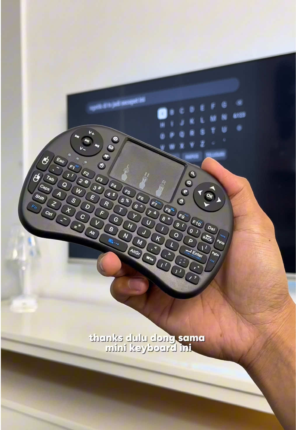 Ngetik di tv masih pake remot ?? ngeselin ga sih.. yg smart tv nya belum support voice command bisa pake mini keyboard ini, biar kalau ngetik lebih cepet dan nyaman. #minikeyboard #minikeyboardi8 #keyboardsmarttv #keyboardmini #keyboardminiwireless #remottv #remotkeyboard 