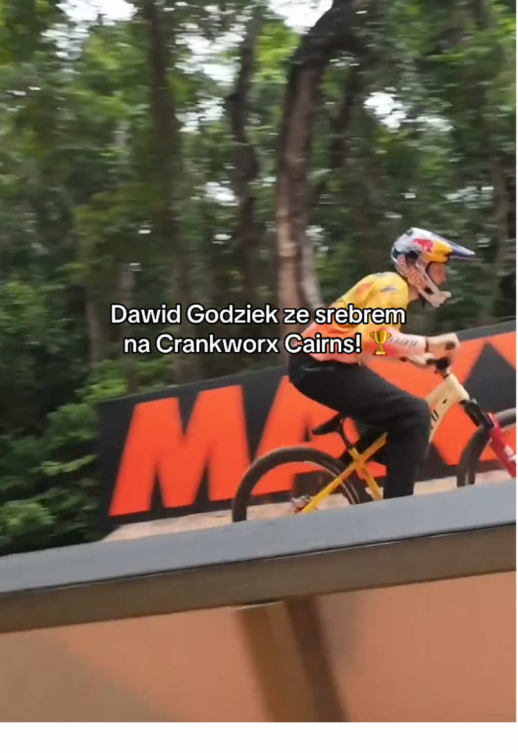 Guess who’s BACK 😎🚲🥈 @Dawid Godziek powraca po kontuzji i od razu zgarnia srebro w Pucharze Świata! 🔥 Zróbcie dla niego hałas 👏👏👏 A jeśli tego nie widzieliście, to odpalajcie powtórkę na Red Bull TV - link w bio 📺 @Godziek Brothers #rower #bike #mtb #slopestyle #crankworx #redbull #dodaciskrzyyydel 