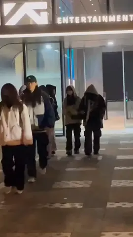 4 Traine Wanita Terlihat Keluar Dari Gedung YG Bulan Lalu!  #ygngg #Ygngg2025 #ygtrainee #ygnewgirlgroup #ygentertaiment #foryou 