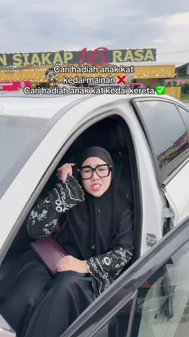 Korang rasa cikna bagi hadiah ape untuk anak cikna kali ni? Cuba teka? Kalau betul cikna bagi hadiah !  P/s: kalau ade menyamar jadi cikna , minta korang bayar yuran ke duit ke jangan percaya tu bukan cikna okay!kalau cikna nak bagi hadiah cikna bagi tanpa minta duit dengan korang !! #farhanazahra91 #farhanazahra #cikna 