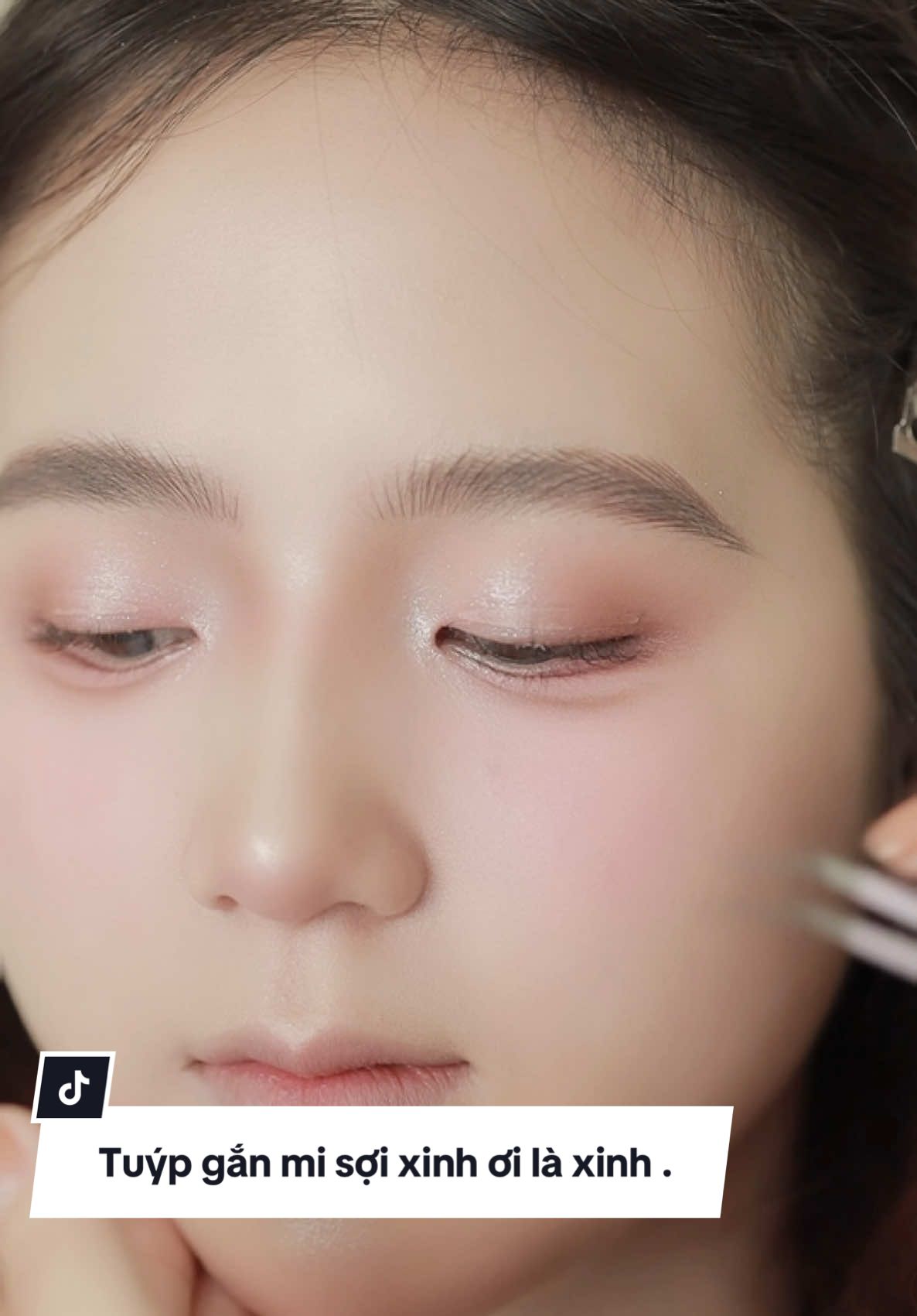 Tuýp gắn mi sợi xinh ơi là xinh . 𝐀𝐧𝐧𝐢𝐞 𝐧𝐠𝐮𝐲𝐞𝐧_𝐌𝐚𝐤𝐞𝐔𝐩 𝐀𝐜𝐚𝐝𝐞𝐦𝐲⭐️𝐓𝐔𝐘𝐄̂̉𝐍 𝐒𝐈𝐍𝐇 V𝐀̀ 𝐊𝐇𝐀𝐈 𝐆𝐈𝐀̉𝐍𝐆 Khoá học Make up Cô dâu  chuyên nghiệp 10/7  📍  𝐀𝐍𝐍𝐈𝐄 𝗡𝗚𝗨𝗬𝗘𝗡 𝐖𝐄𝐃𝐃𝐈𝐍𝐆............ 𝐀𝐝𝐝𝐫𝐞𝐬𝐬: 𝟕𝟗𝐍𝐠𝐮𝐲𝐞𝐧 𝐓𝐫𝐢 𝐏𝐡𝐮̛𝐨̛𝐧𝐠,𝐗𝐮𝐚̂𝐧 𝐀𝐧 ,𝐋𝐨𝐧𝐠 𝐊𝐡𝐚𝐧𝐡  #trangdiemcodaudeplongkhanh #makeupcodaudep #annienguyen #xuhuongtiktok #xuhuong #makeup #tiktok 