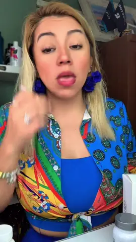 Cuando hay candidiasis, no solo lo sientes... ¡también lo comes! Ese deseo incontrolable por el pan, el chocolate, el cereal… no es casualidad. Es el hongo cándida pidiendo más de lo que lo alimenta. ¿Y sabes qué es lo más delicado? Que muchas veces lo ignoramos, lo tapamos con cremitas o remedios caseros, pero el cuerpo sigue dando señales: picazón, flujo, lengua blanca, hinchazón abdominal, fatiga, cambios en el estado de ánimo… Yo siempre digo que cuando el cuerpo grita, hay que escuchar. Y para controlar realmente la candidiasis no basta con “dejar el dulce un rato”. Hay que limpiar el intestino, reestablecer la flora bacteriana y cortar la raíz del problema. Lo que yo recomiendo es iniciar con un protocolo que desintoxique y repueble. No más curitas… vamos a ir al origen. Si esto te está pasando, háblame. Estoy aquí para ayudarte. Y si quieres una asesoría personalizada, haz clic en el link de mi perfil. #Candidiasis #SaludFemenina #Probióticos #FloraIntestinal #LimpiezaDigestiva #AntojosDeAzúcar #BienestarFemenino #HormonasEnEquilibrio #LinkEnMiPerfil #SíguemeParaMásTips 