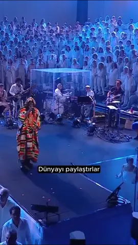 “Dünyayı paylaştılar… Artık hiçbir şeye şaşırmıyorum.” 🌍 Tiken Jah Fakoly, bu sözlerle sömürgeciliğe, ikiyüzlülüğe ve çıkar savaşlarına meydan okuyor. Afrika’nın sesi, tüm dünyanın vicdanına sesleniyor.
