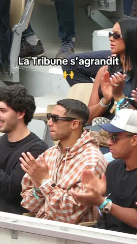 Notre sport attire du monde visiblement! Au final, nos tribunes s’agrandissent 🤣 Petite parenthèse, Paris ou Milan ?  Coucou @desire.doue @achrafhakimi 👋 #tribunebleue #rolandgarros #tennis #allezlesbleus #psg #hakimi #desiredoue #foot #ucl 