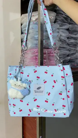 ကောင်မလေး  Repost လုပ်ထားတာတွေ့လို့တဲ့ ကောင်လေးက ဝယ်ပေးတာတဲ့ 🥹အသေးစိတ်လေးကစ ချစ်တတ်ပုံများ🤎ယူတို့မှာ မရှိဘူးမို့လို့ 😑#totebag #wholesaleretail #foryoupageofficial #fyp #outsidequality #instocknow✅❤️ #university #wholesale 