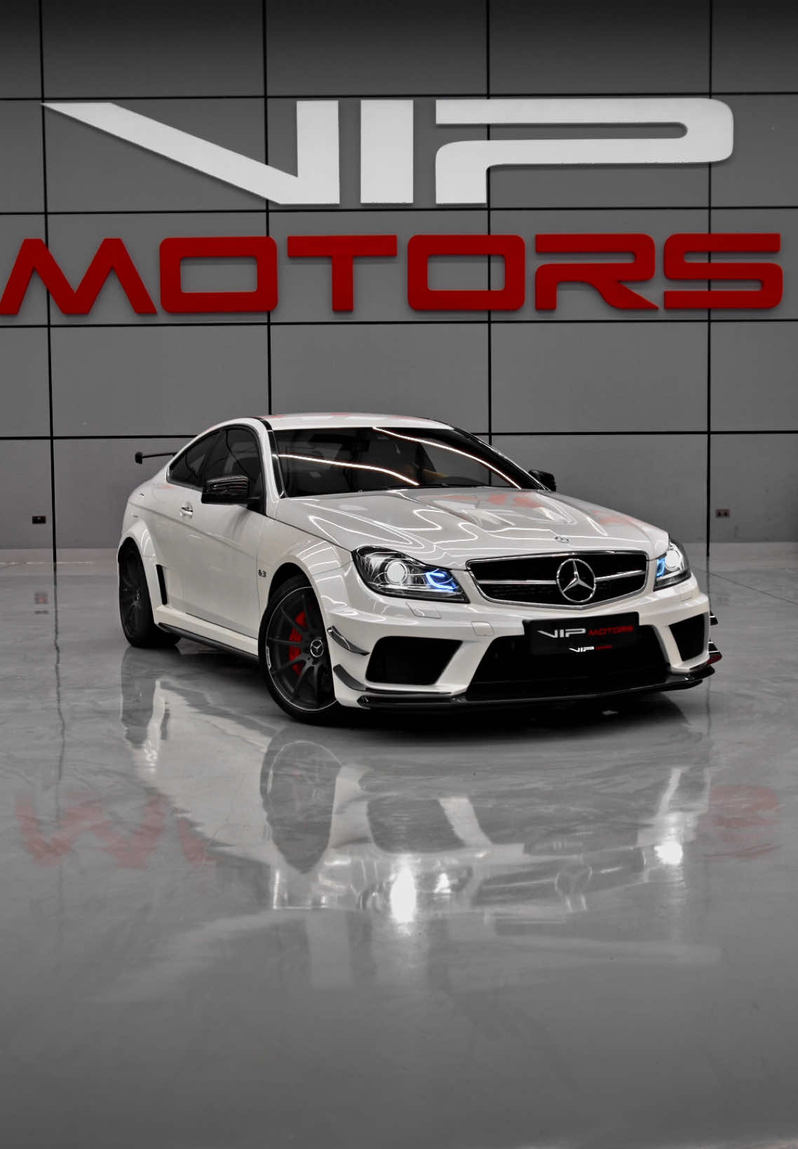 ( $355K ) ASMR Mercedes C63 AMG Black Series 2011 The Mercedes C63 AMG Black Series 2011 is a masterpiece from Mercedes-Benz, known for its exceptional performance and unique design. This car is equipped with a 6.2-liter V8 engine that produces up to 510 horsepower, allowing it to accelerate from 0 to 100 kilometers per hour in just around 4 seconds. Carefully crafted to provide an exhilarating and enjoyable driving experience on the road. ‎سيارة مرسيدس C63 AMG Black Series موديل 2011 هي تحفة فنية من مرسيدس بنز، تمتاز بأداء استثنائي وتصميم فريد. تزخر هذه السيارة بمحرك V8 سعة 6.2 لتر ينتج قوة تصل إلى 510 حصان، مما يمكنها من التسارع من 0 إلى 100 كيلومتر في الساعة خلال حوالي 4 ثوانٍ فقط. تم تصميم السيارة بعناية لتوفير تجربة قيادة مثيرة وممتعة على الطريق. #mercedes #amg #c63 #c63blackseries #ASMR  #DRIVTT #مرسيدس #مرسدس 