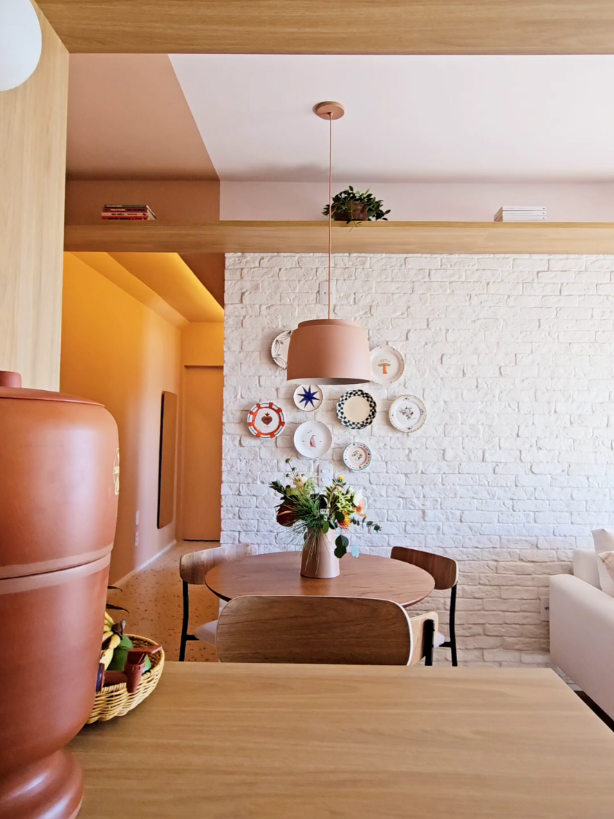 Todo detalhe foi pensado com cuidado e carinho nesse apartamento. A integração da cozinha com a sala, o volume de marcenaria que organiza o balcão, a estante da tv, o carinho de chegada e a cristaleira da cozinha. Durante o processo de projeto definimos uma paleta de cores e texturas, materiais e um moodboard de intenções pro apartamento. A partir disso a moradora de apropriou de todo esse repertório pra construir a sua decoração, do seu jeito, com a sua carinha. E só podemos ressaltar que foram escolhas de muito bom gosto. Um apartamento com cara de casa. #casabrasileira #casacolorida #pinturasetorizada #arquiteturabrasileira #tijolinho #granilite #madeira #casacomcaradecasa 