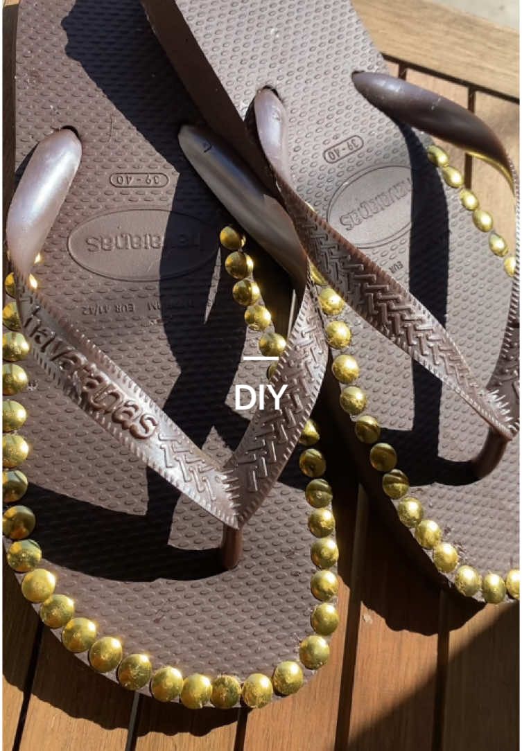 Havaianas personalizadas 🤎 ✨🐻 #DIY #havainas #taxa #confort #custom #customized #styleinspo #fypシ゚ #summerproject #diyproject #fashionhacks #fashiontiktok #fashion #dilemma 