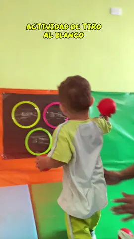 ¡Tiro al blanco y mucha diversión! Los niños lanzaron pelotas buscando que quedaran pegadas en la cinta. Una actividad lúdica que fortaleció su puntería, coordinación y trabajo en equipo. #JuegoYAprendo #TiroAlBlanco #NiñosFelices