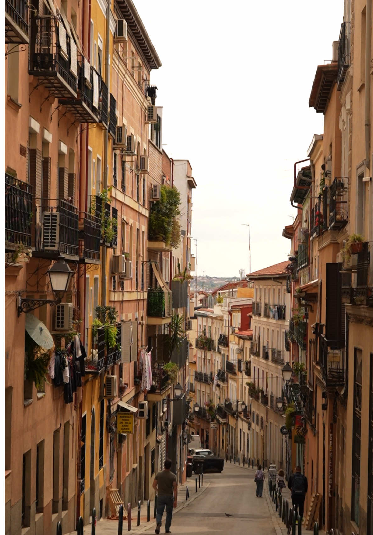 This is how I saw this beautiful city  #madrid #traveltiktok #travelblog #videographytricks #madridvibes #videostory #aesthetic #spanishvibes 