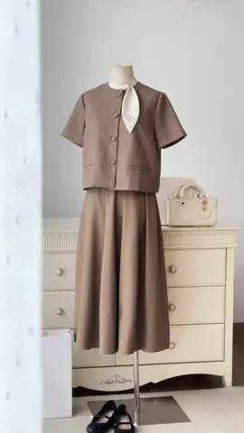 ✅Ribbon Grace - thiết kế best-seller được mong đợi nhất từ MYAN đã chính thức trở lại. Với phom vest chuẩn mực, kỹ thuật may thủ công tinh xảo và điểm nhấn nơ vạt chéo mềm mại, mẫu áo ghi dấu ấn bởi sự thanh lịch và độ hoàn thiện cao cấp.  Sử dụng chất liệu tuytsi đũi dày vừa phải, giữ phom đẹp và mang lại cảm giác thoải mái trong mọi chuyển động. Một items không thể thiếu trong tủ đồ của quý cô yêu vẻ đẹp chỉn chu, tinh tế.   #myan #myanstore #thoitrangcongso #docongso #summerdress #maxidress #myanfashion #MYANbyCHL #xh #viral #LearnOnTikTok #fyp #trending 