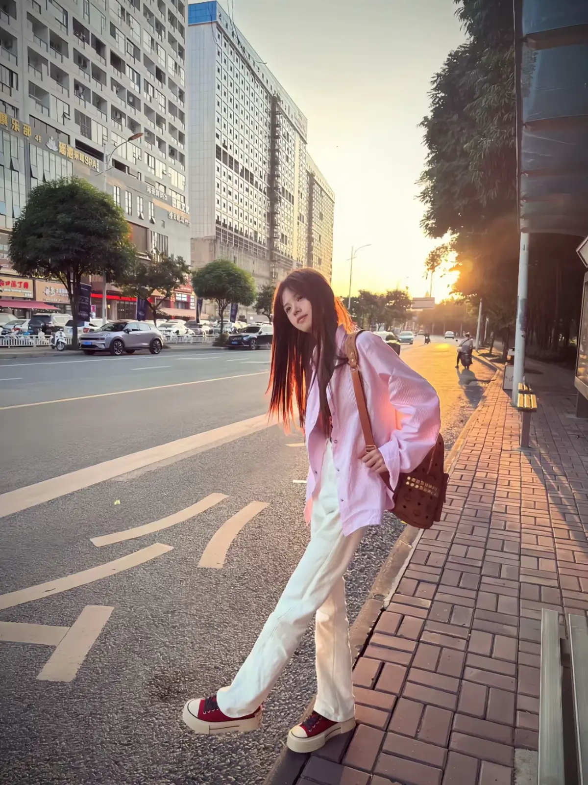 手里捧着的花，依然是大地之花, 即使天地震动，你心里的那个人依然爱你。 