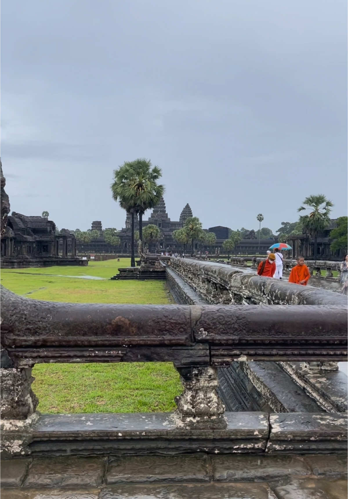 ដែនដីអង្គរ😍 #angkor #អង្គរវត្ត #ដើរលេង #សៀមរាបផ្ទះខ្ញុំ #angkor_wat_of_cambodia_🇰🇭♥ #ប្រាសាទអង្គរវត្ត🥰🇰🇭ប្រាសាទខ្មែរ🇰🇭 #sunset #views #rainyday 