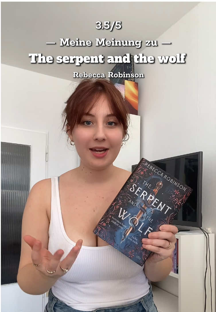 Die erste Begegnung mit ihrem Ehemann wird sie auf jeden Fall nicht vergessen 😂 Für mich ist „The serpent and the wolf“ ein ganz solider Auftaktband, der auf jeden Fall Lust auf Band 2 macht. Wenn man einmal durchgeblickt hat und alle Infos verarbeitet hat 🤭 . Werbung | Rezensionsexemplar  . #booktokgermany #buchempfehlung #booktokdeutschland #romantasytok #theserpentandthewolf #unbekanntesbuch #stelldirvorbookish #breathtakingbookworld #bookgirlys #books @dtv Verlag #CloseUpAuge 