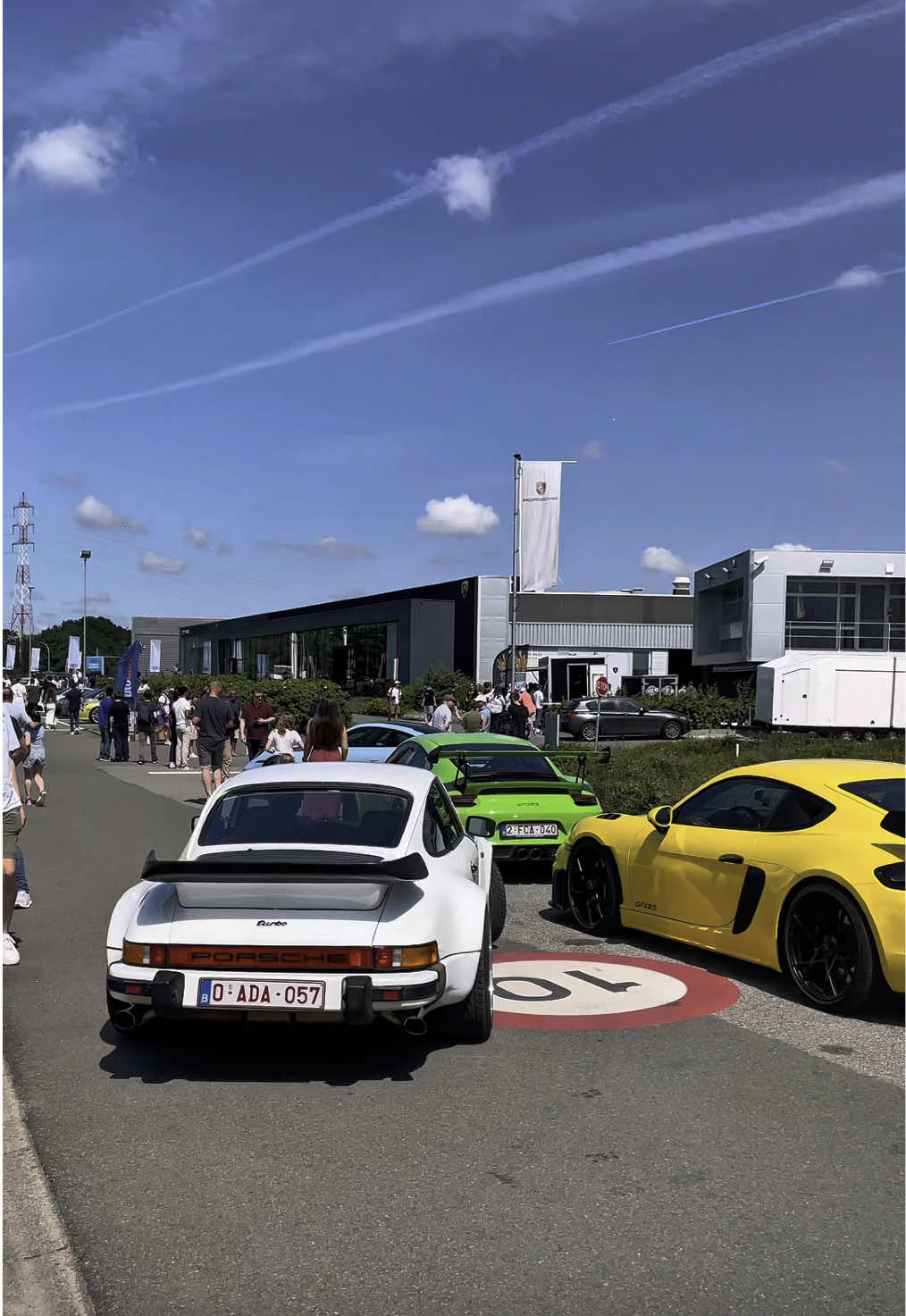 Who is coming ? #bugatti #porsche #ferrari #mclaren #voiture #automobile #supercars #carevent 