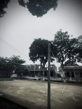 世界很大，但人心却很狭隘。你依然无可替代。 Thế gian rộng lớn, lòng người chật hẹp. Em vẫn là vị trí không ai thay thế được..!