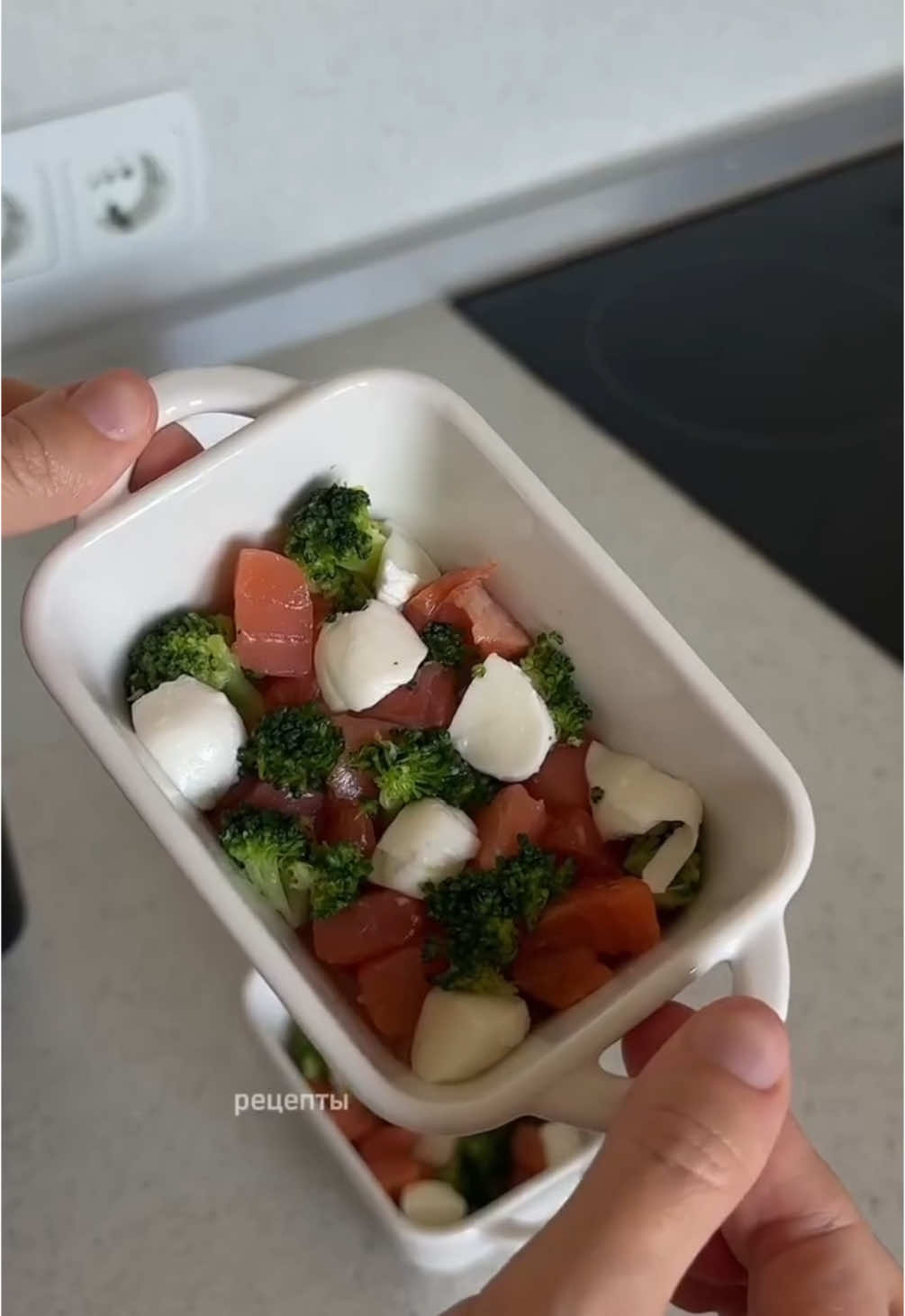 Рацион на 925ккал в аэрогриле Demiand 🌿 Купить на WB: 252986314 Завтрак 🍳  КБЖУ: 294/26/15/11(для половины пиццы) Состав: 🫓Пшеничная лепешка 20гр 🥩Ветчина индейки 30гр 🧀Сыр легкий 25гр 🤍Творог 50гр 🥚Яйцо 1шт 🍅Черри ✅Приготовление: Все перемешиваем, выкладываем на лепешку, сверху кладем черри. 180гр 15мин. За 5 минут до готовности посыпать сыром Обед 🥘  КБЖУ: 392/41/11/30 Состав: 🍚Булгур 40гр 🐔Куриная грудка 160гр 🤍Сметана 5гр 🧀Сыр 10гр 🍄‍🟫Шампиньоны 10гр  ✅Приготовление: Грибы, куриную грудку надрезаем, посыпаем солью, перцем, паприкой. Смазываем сметаной и выкладываем сверху помидоры и грибы. 180гр 20мин, добавляем сыр и еще пару минут. Ужин 🍲  КБЖУ: 239/20/17/2 Состав: 🐟Форель слабосоленая 40гр 🧀Моцарелла 25гр 🤍Молоко 30мл 🥚Яйцо 1шт 🥦Броколли ✅Приготовление: В форму выкладываем рыбу, броколли, моцареллу, заливаем смесью из молока и яйца. Накрываем фольгой и на 20-30мин 200гр *️⃣температура и время приготовления могут меняться в зависимости от мощности устройства 